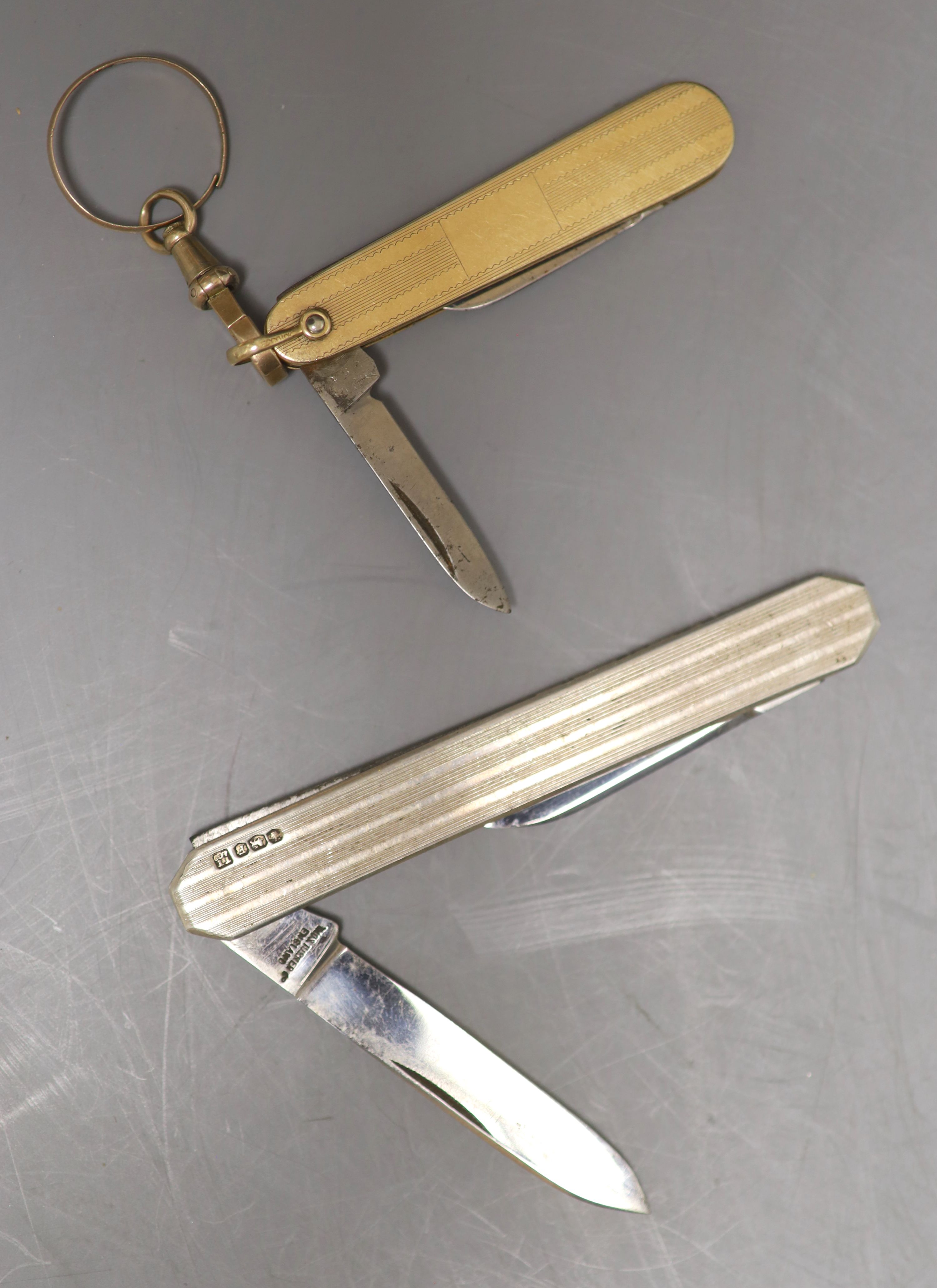 A 10k yellow metal mounted pocket knife, 56mm, with 9c bale clasp & 4 silver pocket knives.